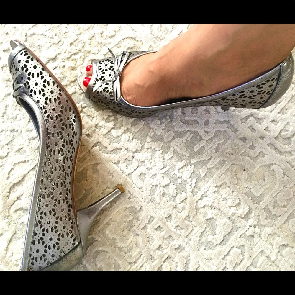 Oscar de la Renta Pewter Peep Toe Pump Bow Detail